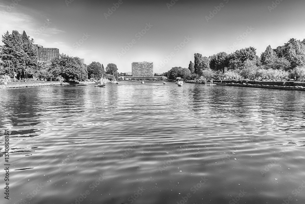 Obraz premium Scenic view over the lake of EUR in Rome, Italy
