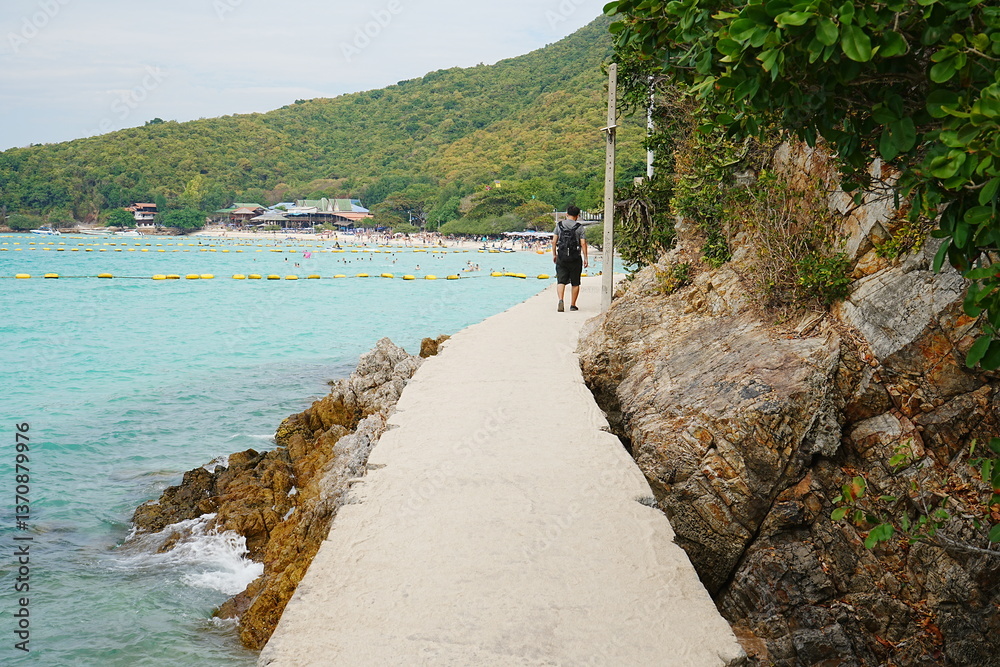 Man Walking on Tien Beach on Lan Island in Pattaya, Thailand - タイ パタヤ ラン島 ティエンビーチ 歩く男性