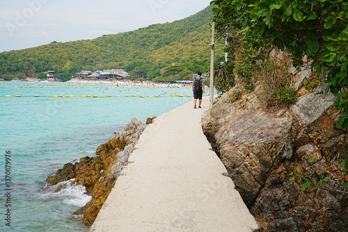 Obraz na płótnie Man Walking on Tien Beach on Lan Island in Pattaya, Thailand - タイ パタヤ ラン島 ティエンビーチ 歩く男性
w salonie