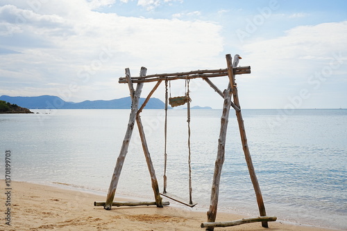 Obraz na płótnie Swing on Ban Amphur Beach in Pattaya, Thailand - タイ パタヤ バン アンプー ビーチ ブランコ w salonie