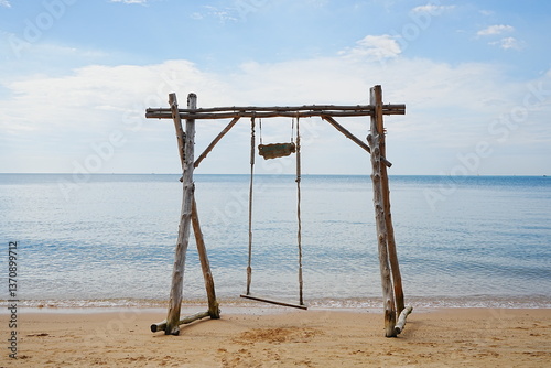 Obraz na płótnie Swing on Ban Amphur Beach in Pattaya, Thailand - タイ パタヤ バン アンプー ビーチ ブランコ w salonie