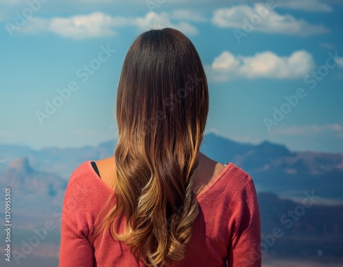 mujer de espalda mirando 