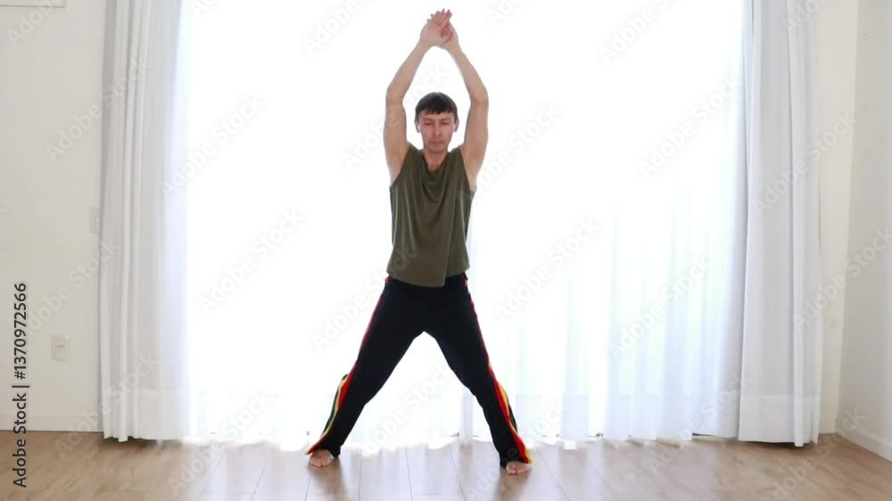 homem faz exercicios em casa 