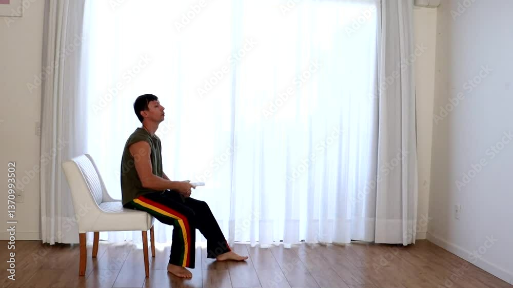 homem com controle remoto na mão 