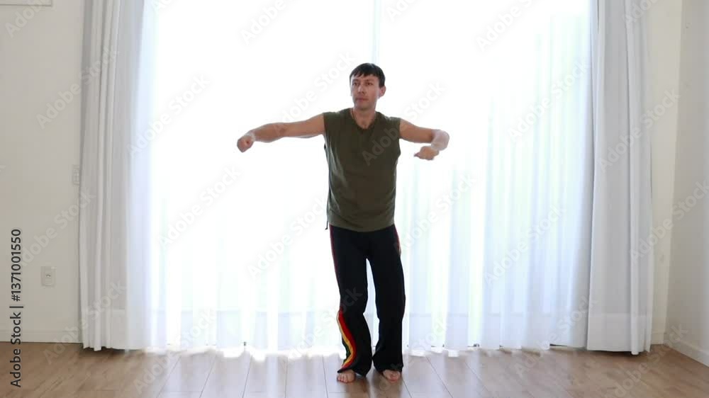 homem faz exercicios fisicos em casa 