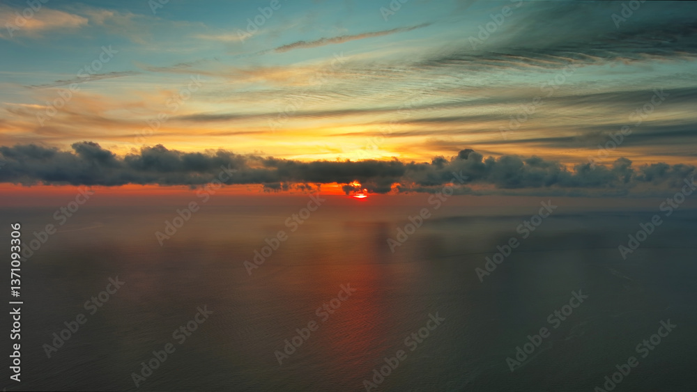 Naklejka premium Sea surface and beautiful sunset