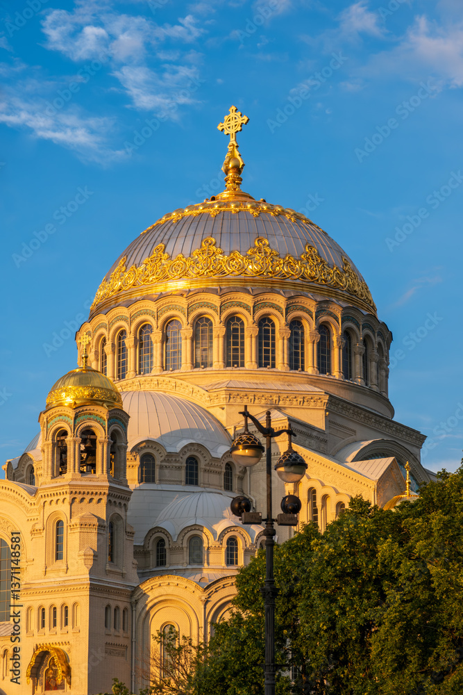 Obraz premium Kronstadt, Russia - 07.27.24. Majestic Naval Cathedral Exterior in Evening Sunlight