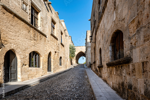 Fototapeta Naklejka Na Ścianę i Meble -  Streets of the Knights in the old town of Rhodes Greece