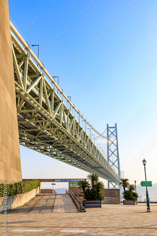 Fototapeta premium 春の舞子公園から見た明石海峡大橋 兵庫県神戸市 Akashi Kaikyo Bridge as seen from Maiko Park in spring. Hyogo Pref, Kobe City. 
