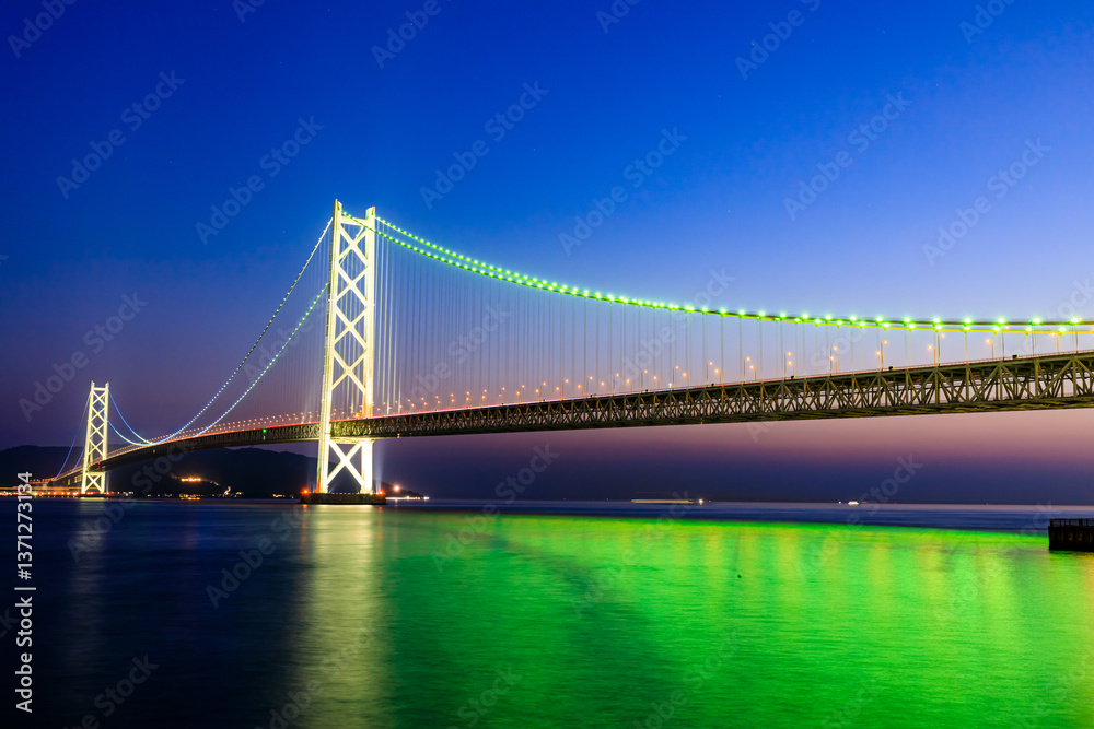 Fototapeta premium 春の舞子公園から見たライトアップされた明石海峡大橋 兵庫県神戸市 The illuminated Akashi Kaikyo Bridge seen from Maiko Park in spring. Hyogo Pref, Kobe City.