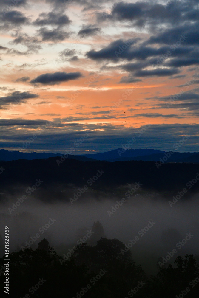 Obraz premium 山本山高原から見る朝日（新潟県）