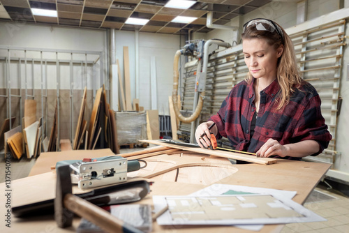 Bild auf Leinwand Woman carpenter works in workshop