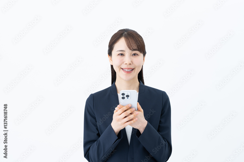スマホを使うビジネスウーマン スマホを使うビジネスウーマン
