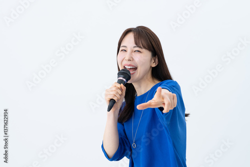 カラオケをする若い女性