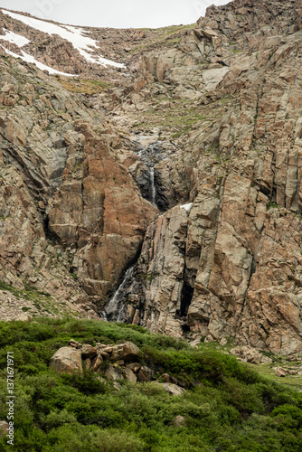 Obraz na płótnie Waterfall Tumbles Over Cliff Walls into Crystal Lakes w salonie