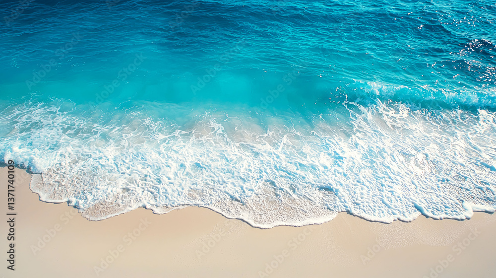 Obraz premium Ocean Waves Crashing on a Sandy Beach: A Tropical Paradise