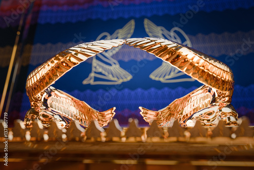 Fotografi The golden Cherubim on top of the Ark of the Covenant, view towards the inner veil of the sanctuary