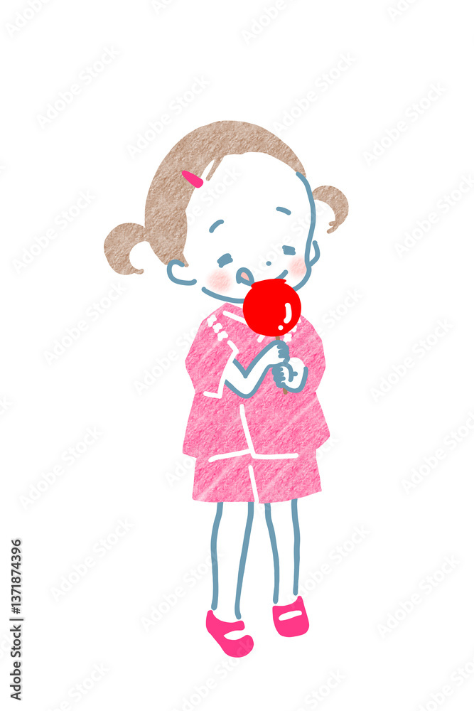 りんご飴を食べる甚平姿の女の子 りんご飴を食べる甚平姿の女の子