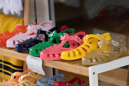 méduses, chaussures de plage sur l'étal d'un commerçant