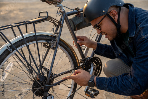 Fotografi Asian traveler man broken down bicycle