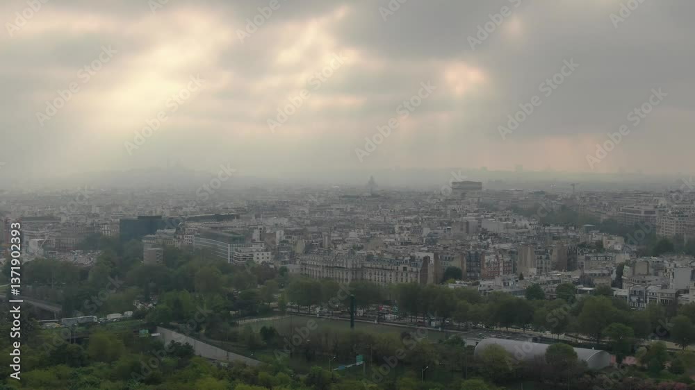 Prise de vue aérienne par drone de Paris, dans la brume du matin, 