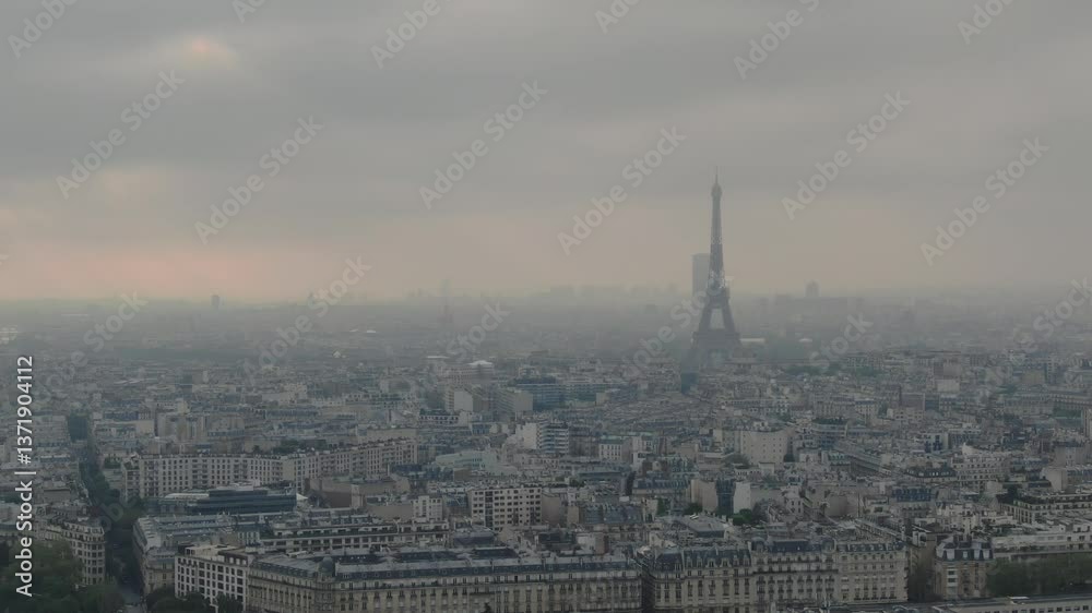 Prise de vue aérienne par drone de Paris, dans la brume du matin, 