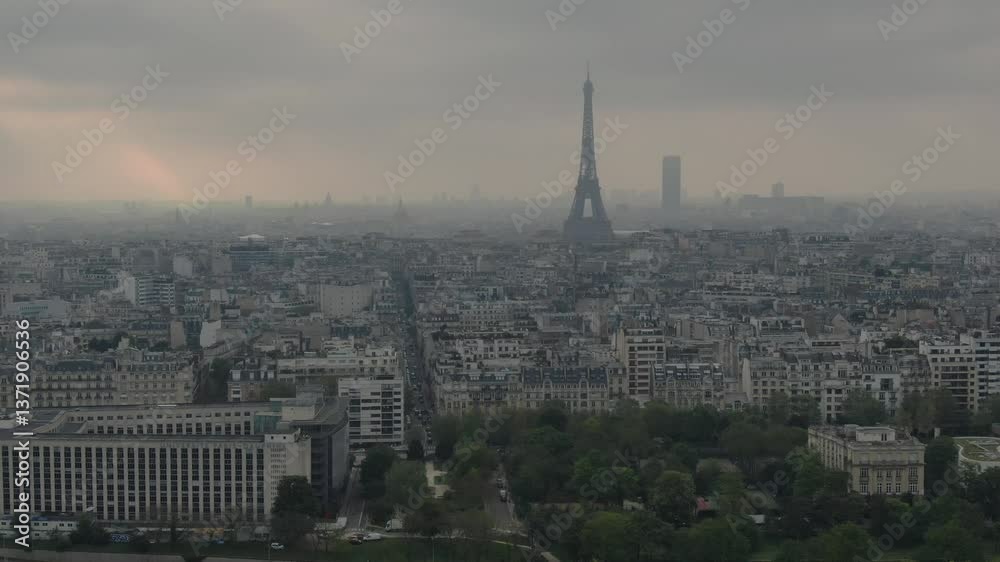 Prise de vue aérienne par drone de Paris, dans la brume du matin, 