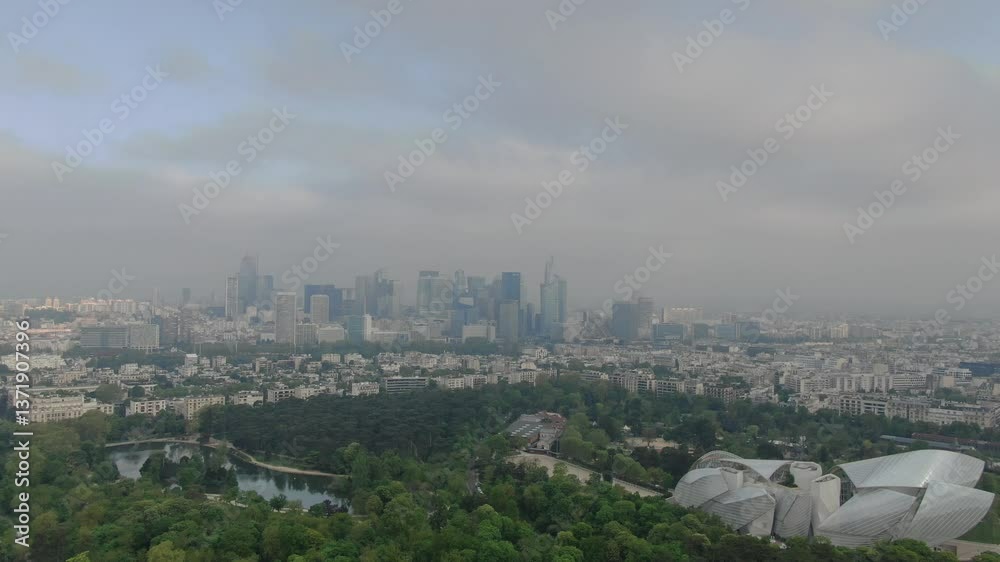 Prise de vue aérienne par drone de La Défense, dans la brume du matin, 