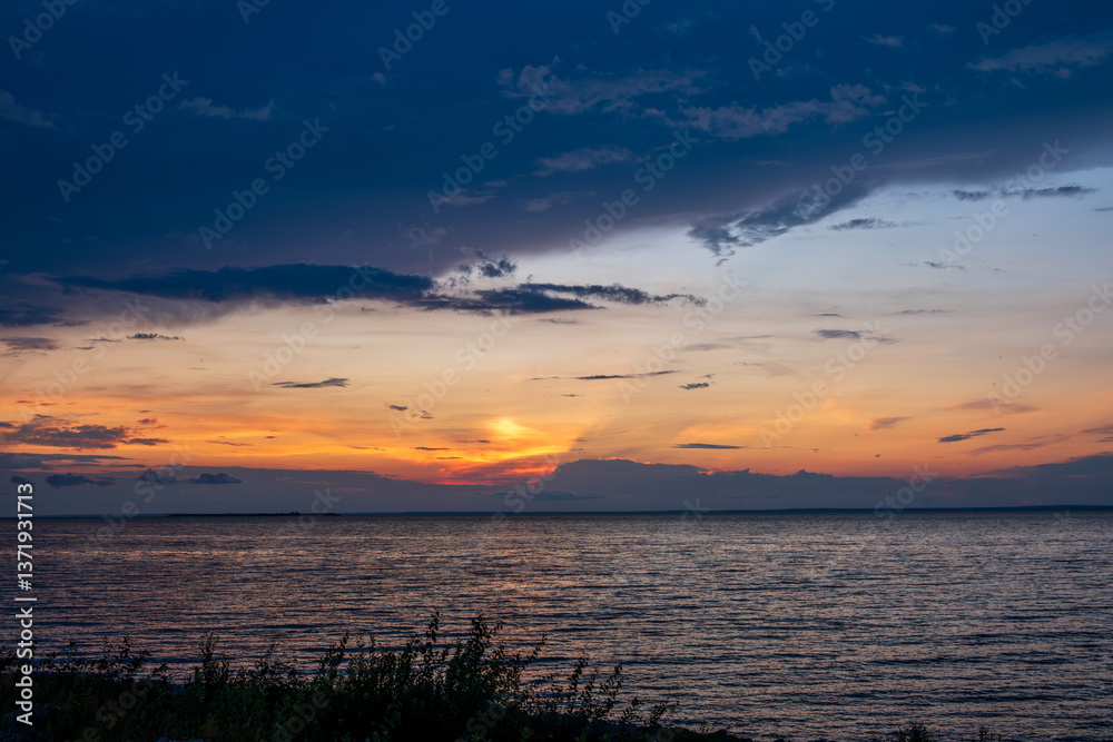 Naklejka premium Vibrant Sunset Over Tranquil sea Waters