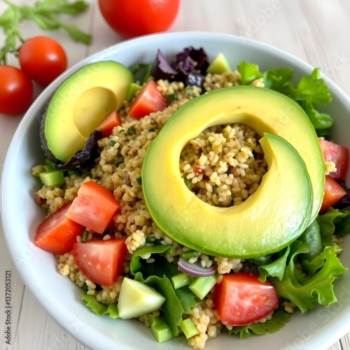 Una ensalada saludable con quinua, aguacate y verduras frescas