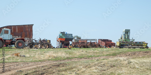 Obraz na płótnie Old abandoned agricultural equipments in the outdoors. w salonie