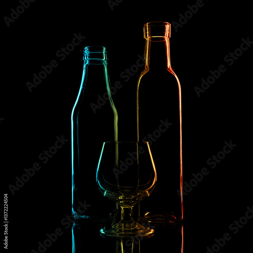 Tres siluetas de cristal sobre fondo negro con los bordes de colres