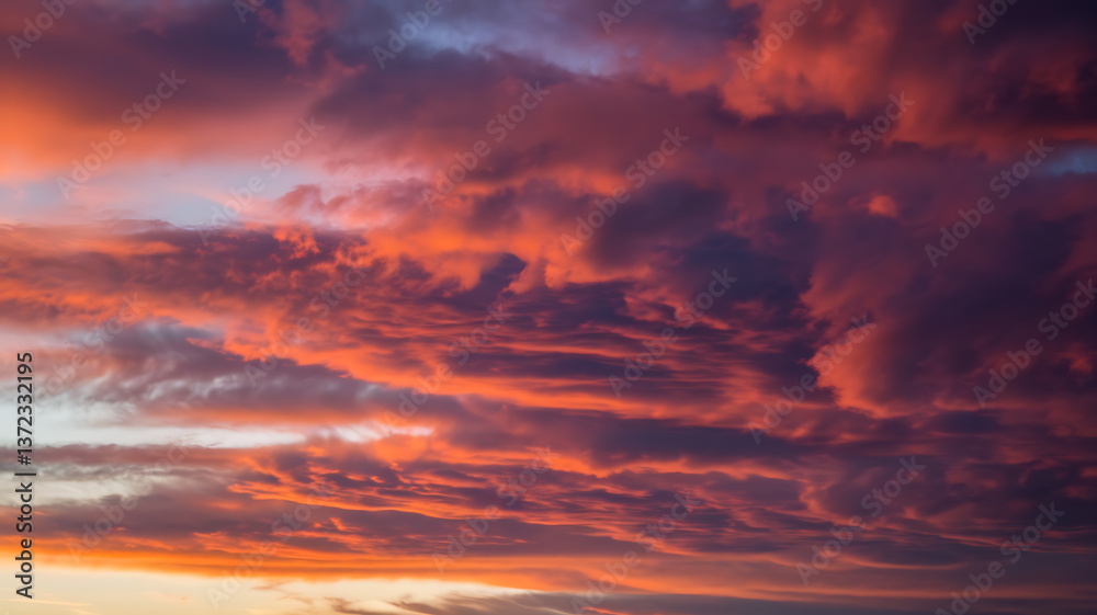 Obraz premium Dramatic sunset cloudscape vibrant hues layered clouds