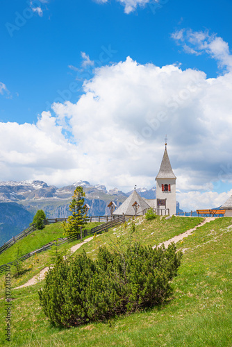 Obraz na płótnie Santa croce chapel at Heiligkreuzkofel mountain, hiking destination Badia, Dolomites alps w salonie