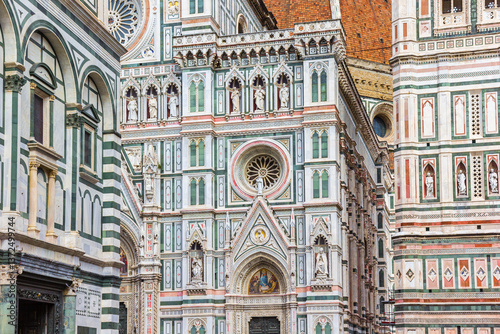 Obraz na płótnie Decorated facade of the historic Duomo cathedral in Florence, Italy w salonie