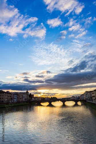 Obraz na płótnie Colorful sunset over historic bridges in Florence w salonie