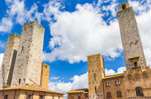 Obraz na płótnie Towers and old buildings on the Piazza del Duomo of San Gimignano, Italy w salonie