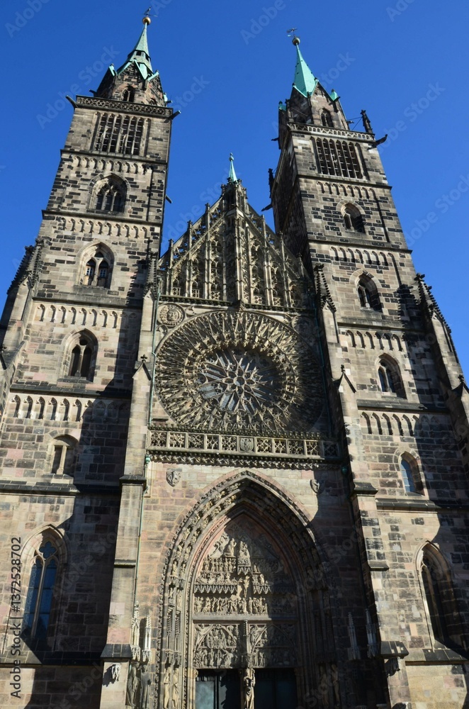 Obraz premium The stunning St. Lorenz Kirche, or St. Lawrence Church, in the historic city of Nuremberg in Germany