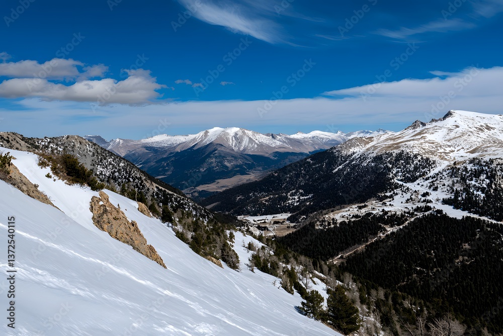 Obraz premium Snowy mountain range view under a clear blue sky with light clouds