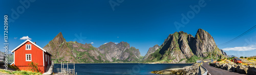 Rotes Haus an der Küste der Lofoten Inseln bei Hamnøy in Norwegen