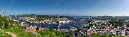 Die Stadt Mandal in südnorwegen von oben geshen