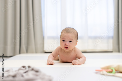 Obraz na płótnie Cute baby lying on tummy looking forward w salonie