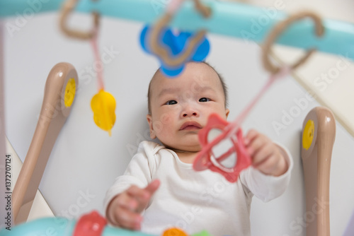 Obraz na płótnie Baby Lying Under Play Gym For Fun And Motor Skills w salonie