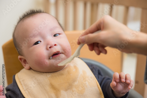Obraz na płótnie Parent feeding baby healthy soft meal w salonie