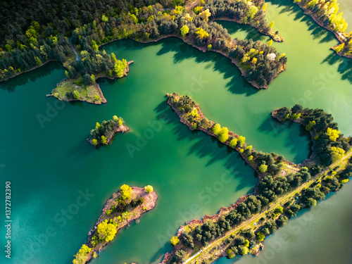 Fototapeta Naklejka Na Ścianę i Meble -  Widok z lotu ptaka na jezioro z wyspami i szmaragdową wodą – naturalny krajobraz
