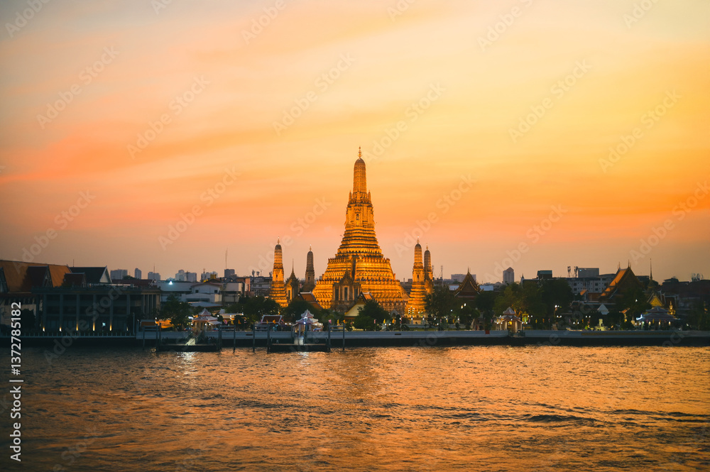 Wat Arun Ratchawararam, Temple of Dawn famous tourist landmark. Bangkok, Thailand.