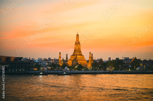 Obraz na płótnie Wat Arun Ratchawararam, Temple of Dawn famous tourist landmark. Bangkok, Thailand. w salonie