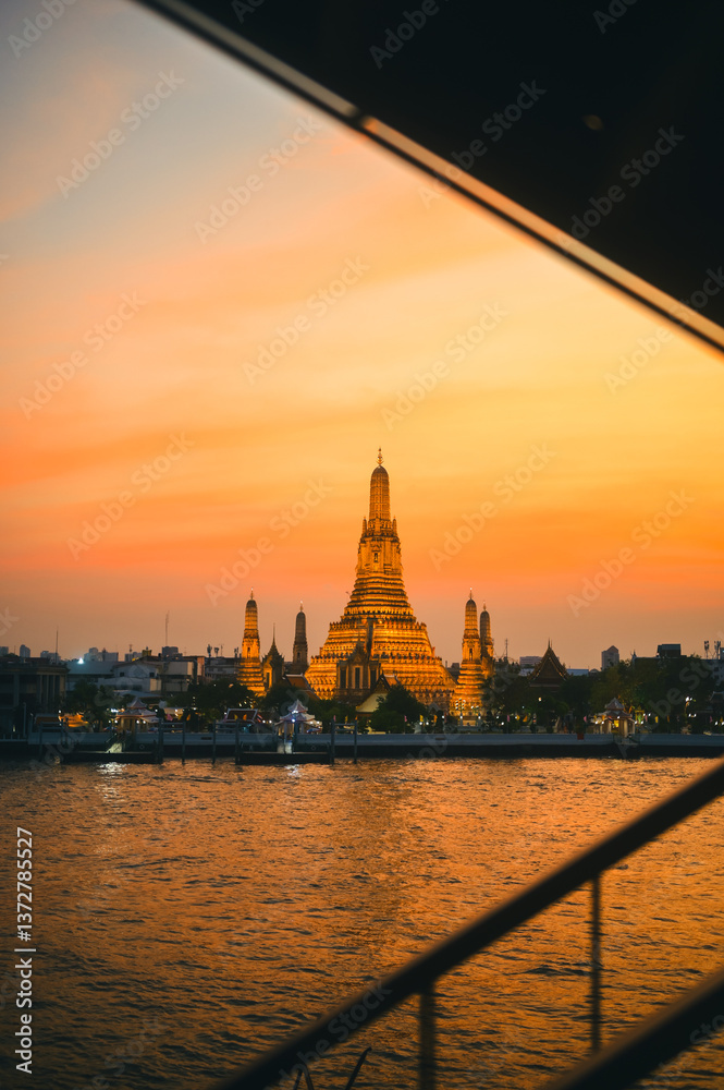 Wat Arun Ratchawararam, Temple of Dawn famous tourist landmark. Bangkok, Thailand.