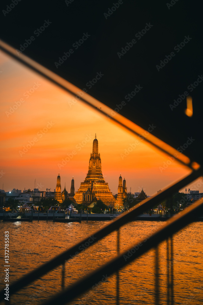Wat Arun Ratchawararam, Temple of Dawn famous tourist landmark. Bangkok, Thailand.