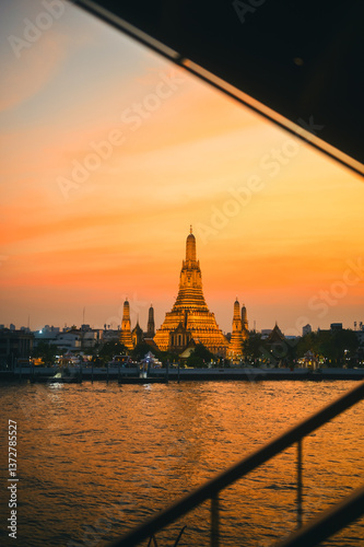 Obraz na płótnie Wat Arun Ratchawararam, Temple of Dawn famous tourist landmark. Bangkok, Thailand. w salonie